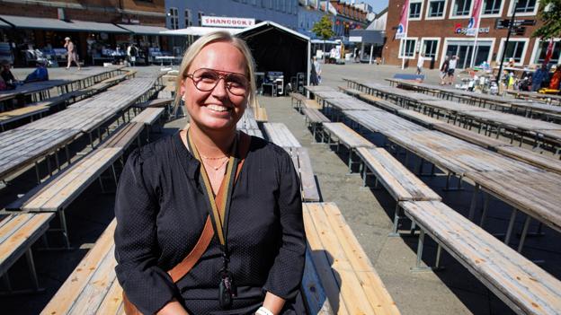 Lisbeth Thrysøe fra Handelsstandsforeningen satser på, at der skal komme et par tusinde besøgende til By-Night i Nykøbing. På torvet var de foreløbige gæster trukket ind i skyggen. <i>Foto: Bo Lehm</i>