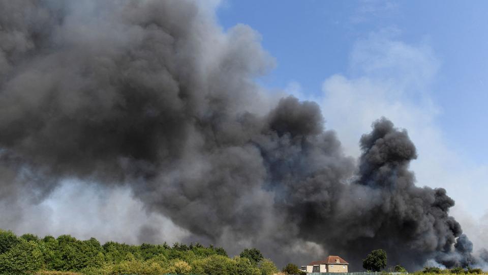 Brand ved et hjem i Rainham øst for London. Flere huse er blevet ødelagt under hedebølgen i Storbritannien. <i>Tony O''brien/Reuters</i>