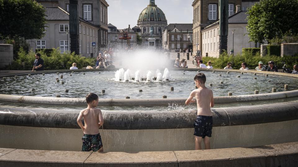 Massiv varme lagde sig onsdag over Danmark og fik folk landet over til at søge mod vand for at dyppe sig i køligt vand. I Amaliehaven i København kølede børn og voksne sig i springvandet. <i>Mads Claus Rasmussen/Ritzau Scanpix</i>