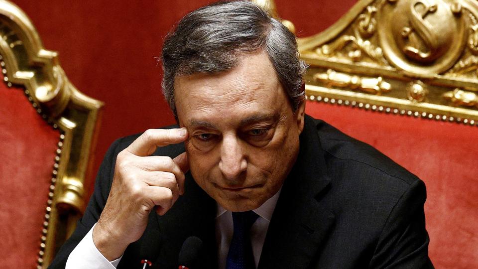 De seneste dage har Italiens premierminister, Mario Draghi, kæmpet for sin regerings liv og var onsdag aften gennem en tillidsafstemning i det italienske senat. Hvis Den Europæiske Centralbank som ventet hæver sin ledende rente torsdag, kan den italienske regeringsleder ifølge økonomer få en ny hovedpine, når udgiften til den italienske statsgæld dermed vokser. (Arkivfoto). <i>Guglielmo Mangiapane/Reuters</i>