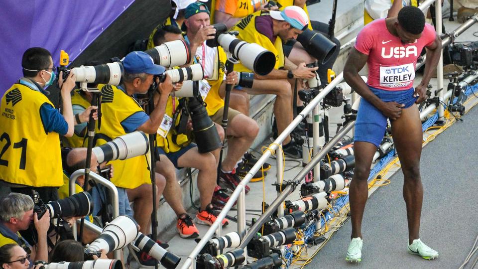 Fred Kerley kiggede grundigt på sit lår efter at have løbet semifinale i 200-meterløb. Under løbet pådrog han sig en skade. <i>Jim Watson/Ritzau Scanpix</i>