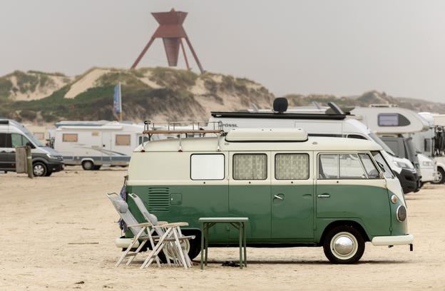 Også denne VW af lidt ældre model bruges til overnatning på stranden. <i>Foto: Lars Pauli</i>