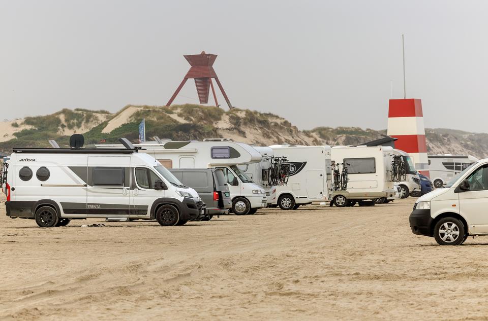 Autocampere parkeret på stribe på Stranden i Blokhus torsdag morgen 21. juli. <i>Foto: Lars Pauli</i>