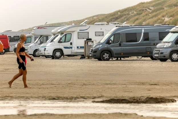 En morgendukkert på stranden i Blokhus, et populært sted for autocamper-turister. <i>Foto: Lars Pauli</i>