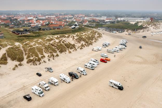 Autocamperne holder nær nedkørslen til stranden, tæt på byen. <i>Foto: Lars Pauli</i>
