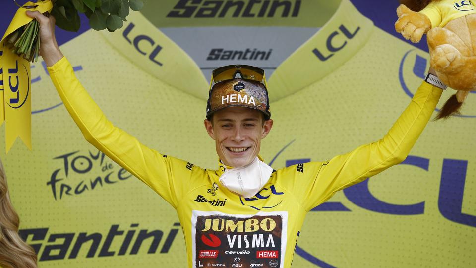 Jonas Vingegaard får måske overrakt den gule trøje af Prins Joachim efter 19. etape. <i>Christian Hartmann/Reuters</i>
