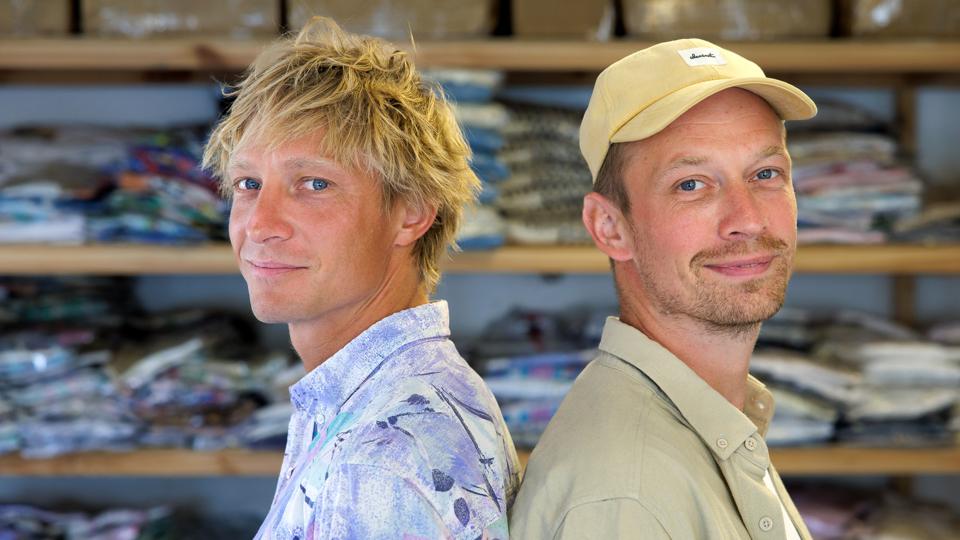 34-årige Rasmus Boesen (tv.) og 35-årige Marc Berliner (th.) er indehavere af tøjfirmaet Pleasant, som opkøber gamle lagner og dynebetræk og får det syet om til modetøj, som de primært sælger i Danmark. <i>Foto: Bo Lehm</i>