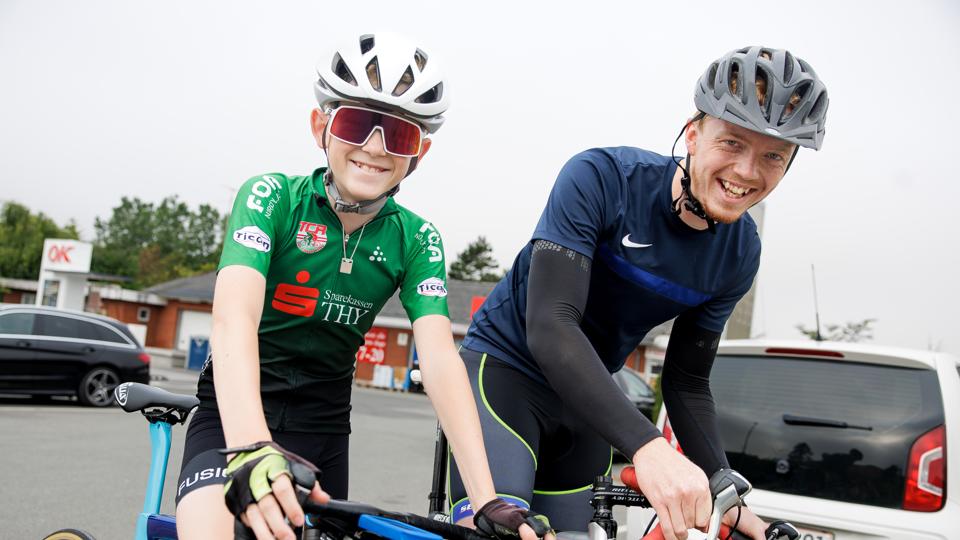 Inden turen var der godt humør og smil mellem kombattanterne, men "lossepladsbakken" skulle snart få smækket et andet ansigtsudtryk på særligt den ene af pedal-krigerne. <i>Foto: Bo Lehm</i>