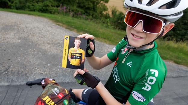 Tobias, der står med et signeret autografkort, bruger meget tid på at følge med i årets Tour de France, hvor særligt Jonas Vingegaard er helten. <i>Foto: Bo Lehm</i>