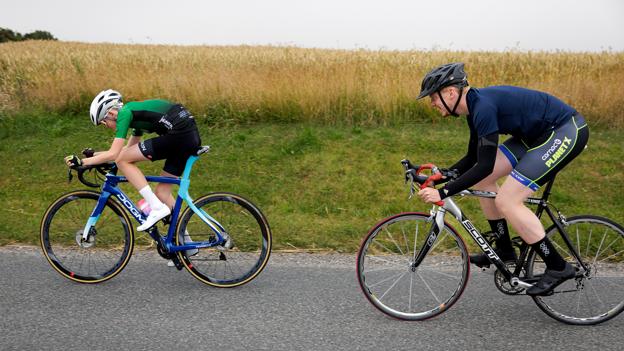 13-årige Tobias Sørensen giver den fuld pedal, og gør det yderst svært at sidde på hjul af den hårdt-trædende cykelrytter. <i>Foto: Bo Lehm</i>