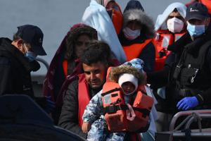 Rapport: Storbritanniens behandling af bådmigranter er uacceptabel