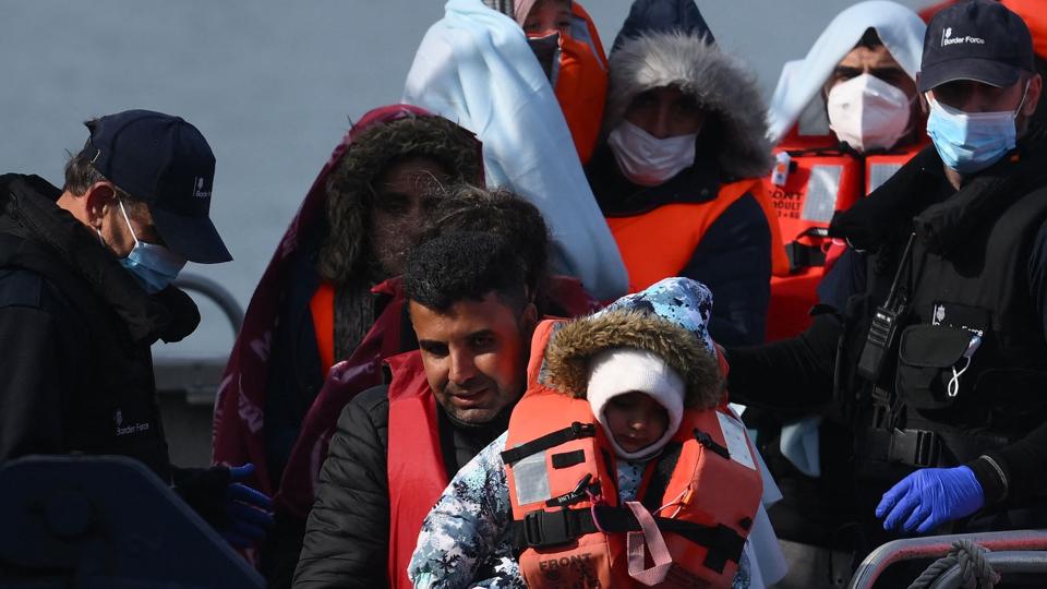 Migranter samles op i Den Engelske Kanal. Briternes modtagelse af migranter, som ankommer i små både fra Nordfrankrig, er uacceptabel, ineffektiv og utilstrækkelig, hedder det i en ny rapport. <i>Daniel Leal/Ritzau Scanpix</i>