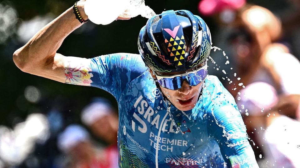 Chris Froome nedkøler her sig selv under en etape i sidste uge. <i>Marco Bertorello/Ritzau Scanpix</i>