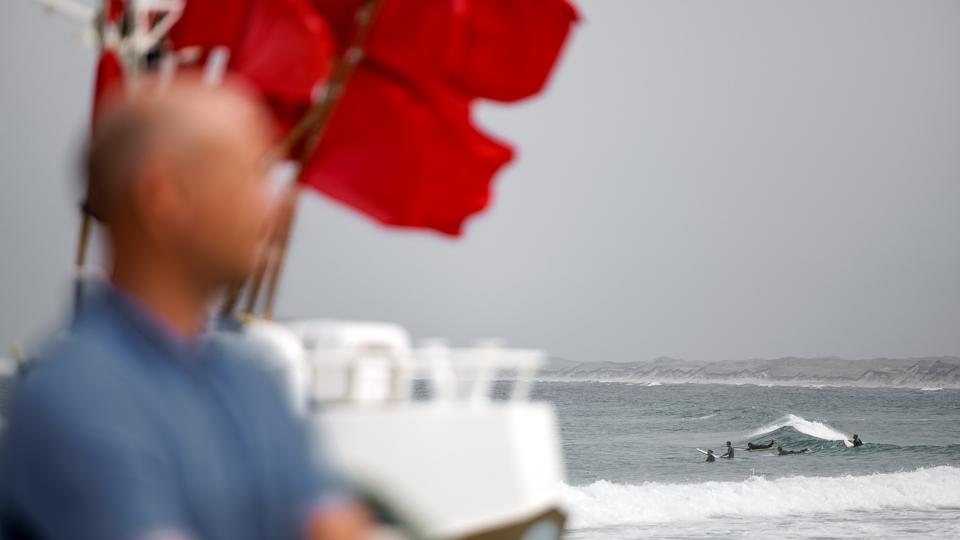 Fiskeren, der påsejlede en surfer, mener, at mange surfere sejler for tæt på kutterne i indsejlingen. Fotoet er ikke af fiskeren, men er et modelfoto. <i>Modelfoto: Bo Lehm</i>