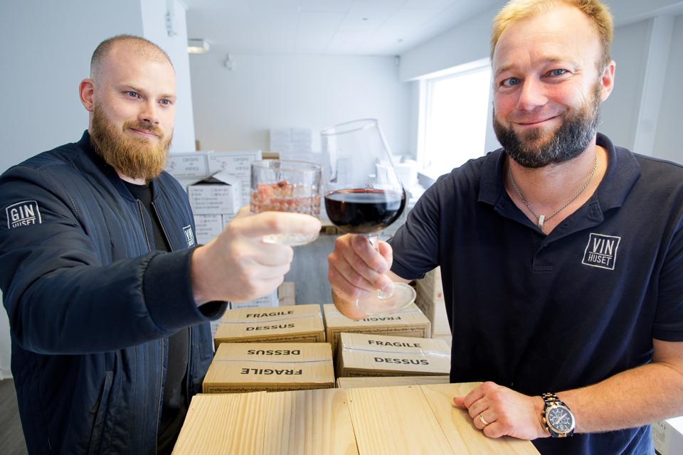 Regin Bjerregaard Iversen og Bjarke Green Pedersen har startet webshoppen Vin-Huset.dk - nu er de blevet tildelt LAG-midler til at udvide deres forretning Nykøbing Mors 21. juni 2022 <i>Foto: Bo Lehm</i>