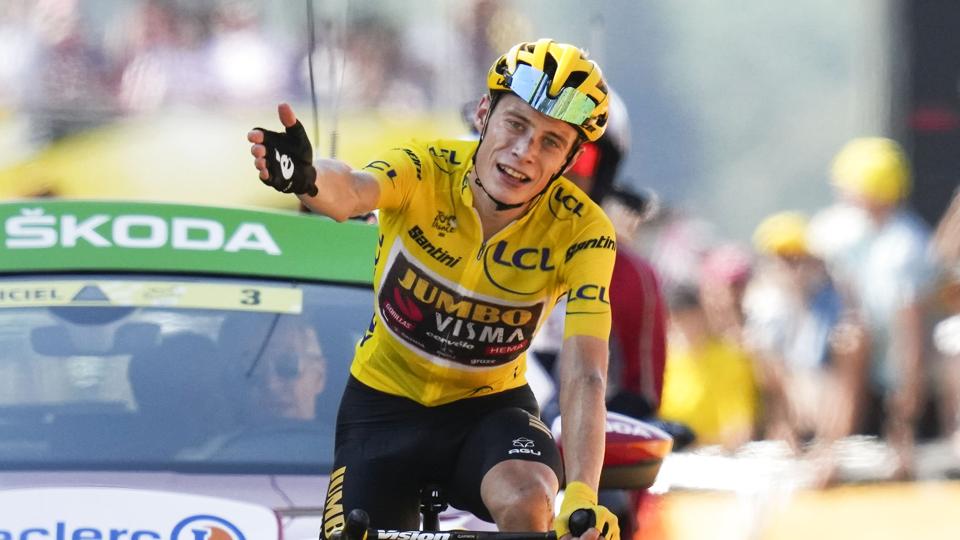 En udmattet Jonas Vingegaard kører alene over stregen på 18. etape af Tour de France. <i>Thibault Camus/Ritzau Scanpix</i>