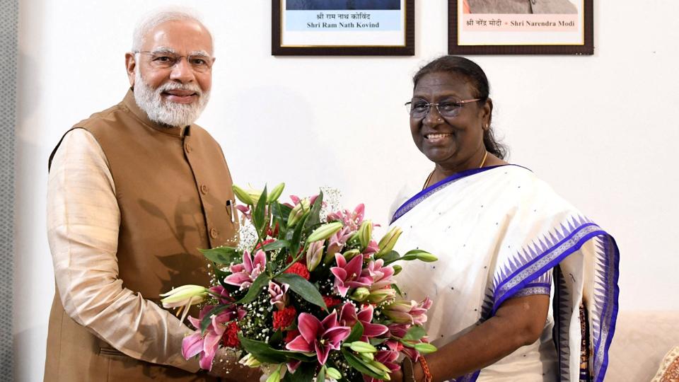 Indiens premierminister, Narendra Modi, lykønsker Droupadi Murmu, efter at hun er blevet valgt som landets første præsident fra den etniske Santal-minoritet. <i>Press Information Bureau/Reuters</i>