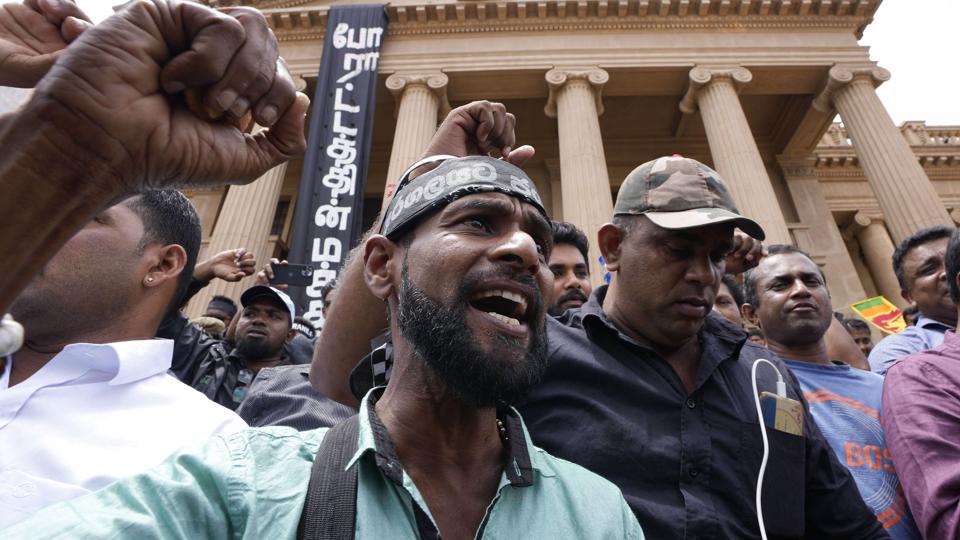 Demonstranter protesterer uden for præsidentens kontor i hovedstaden Colombo. <i>Eranga Jayawardena/Ritzau Scanpix</i>