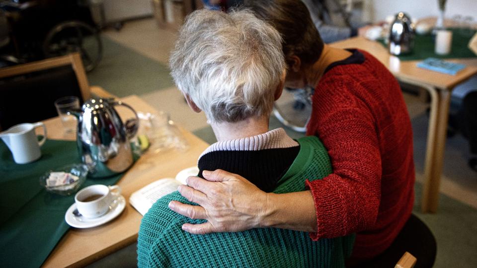 FOA mener, at meget af den dokumentation, som de skal udføre i ældreplejen, er udtryk for mistillid til deres faglighed. (Arkivfoto). <i>Ida Guldbæk Arentsen/Ritzau Scanpix</i>