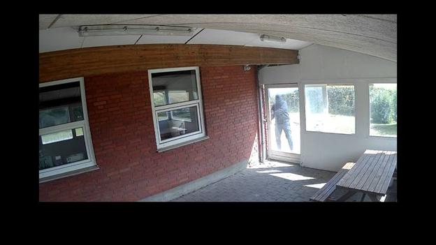 Politiet efterlyser denne maskeret gerningsmand, der brød ind i en spejderhytte nær Løgstør og satte ild <i>Foto Nordjyllands Politi</i>