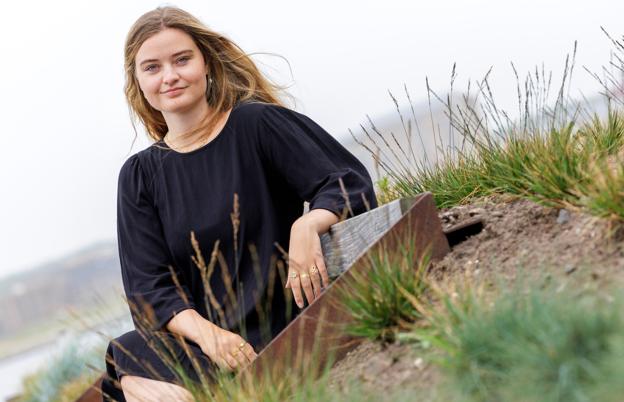Selvom hun er Formel 1-fan, forholder Anna sig også kritisk til motorsporten. <i>Foto: Henrik Bo</i>