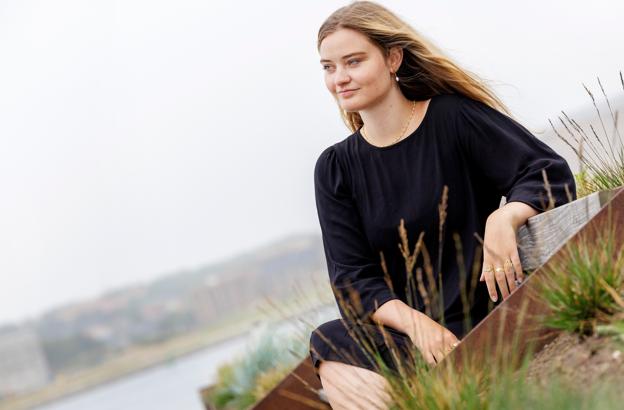 Anna oprettede sin fan-profil, f1paddocklife, for at blive dygtig til at formilde Formel 1. Nu har hun flere tusinde følgere på Instagram. <i>Foto: Henrik Bo</i>