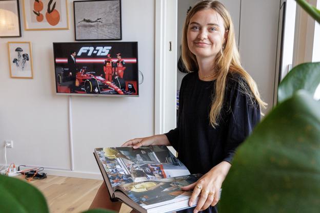 Anna flyttede til Aalborg i maj 2020. Mens store dele af samfundet var lukket ned, fulgte hun med i Formel 1 fra sin lejlighed. <i>Foto: Henrik Bo</i>
