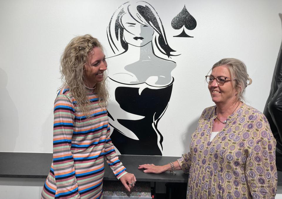 Spar Dame åbner 1. september i Hjørring i den butik, der hidtil har heddet Petri Lingeri. Rebecca Jacobsen til venstre bliver butikschef. <i>Foto: Marianne Isen</i>