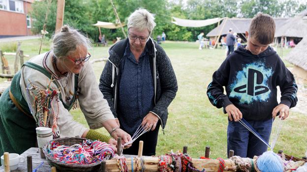 Der er mulighed for at stifte bekendtskab med flere forskellige slags traditionelt håndværk i jernaldergården. <i>Foto: Bo Lehm</i>