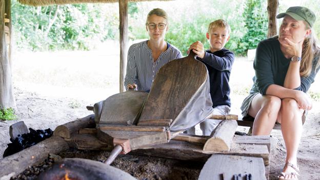 Det kræver samarbejde at holde essen i gang i smedjen. Sofus fra Hillerslev gør en ihærdig indsats. <i>Foto: Bo Lehm</i>