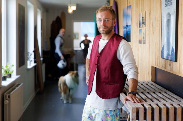 - Værsgo. Skab noget fællesskab, sagde foreningen Vorupør i Udvikling til Alexander Bengtsen, da de gav ham nøglerne til den tomme og lukkede skole. I dag sidder der over 35 mennesker og arbejder fra kontorfællesskabet på Vesterhavsgade 15. <i>Foto: Bo Lehm</i>