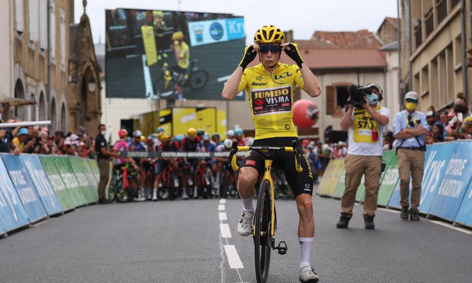 Jonas Vingegaard skal hyldes for resultatet i årets Tour de France, men faktisk i endnu højere grad for sin optræden og sit vedholdende slid for at opnå sine mål, mener Jens Peter Svarrer, redaktionschef på Nordjyske. <i>Foto: Thomas Samson/AFP/Ritzau Scanpix</i>