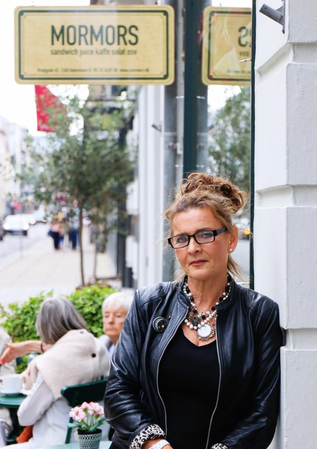 Gitte Hansen har drevet sin café i København i 18 uden ballade. Men en strid om retten til at bruge navnet "Mormors" har udløst både shitstorm og en tvist med en fødevaregigant. <i>Foto: Jesper Thode Larsen</i>