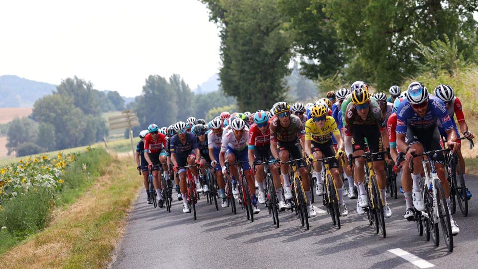 Jonas Vingegaard fra Jumbo-Visma fører Tour de France med 3 minutter og 26 sekunder ned til Tadej Pogacar. <i>Thomas Samson/Ritzau Scanpix</i>