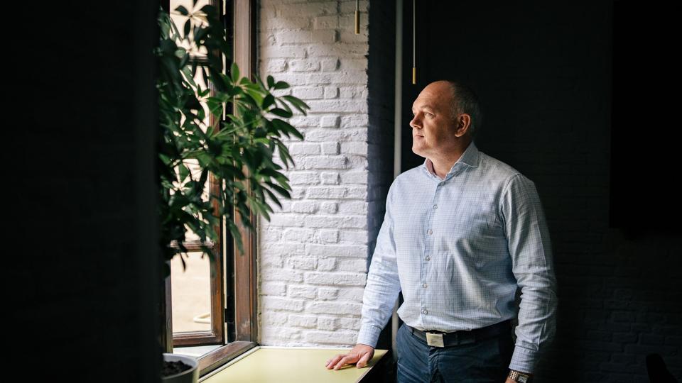 Mykhailo Vydoinyk har været Ukraines ambassadør i Danmark siden 2018. Her er han fotograferet på ambassaden fredag. <i>Emil Helms/Ritzau Scanpix</i>