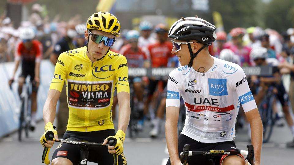Jonas Vingegaard i gult og Tadej Pogacar i hvidt. De to unge ryttere kan mange år frem udkæmpe store kampe i Tour de France. <i>Gonzalo Fuentes/Reuters</i>