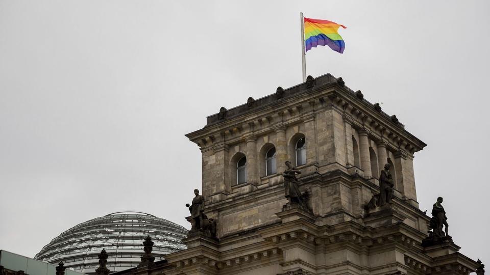 Regnbueflaget vajer lørdag over det tyske parlament. Klokken 12 går en stor Pride-parade i gang i hovedstaden Berlin. <i>Christoph Soeder/Ritzau Scanpix</i>
