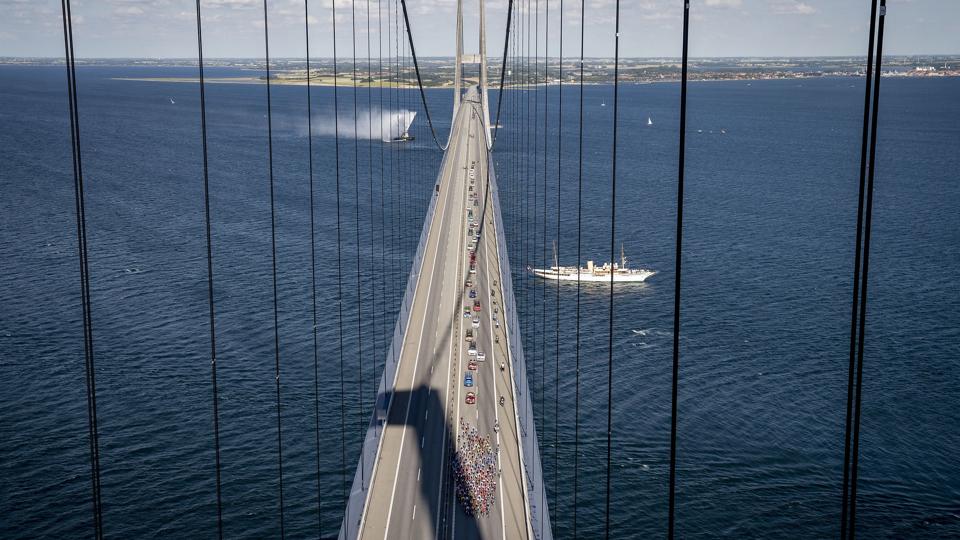 De tre første etaper af årets Tour de France blev kørt i Danmark (her anden etape over Storebæltsbroen), og det understreger det gode forhold mellem de to lande. Vinder danske Jonas Vingegaard oven i købet, så er det "kronen på værket", mener Danmarks ambassadør i Paris, Michael Starbæk Christensen. <i>Mads Claus Rasmussen/Ritzau Scanpix</i>
