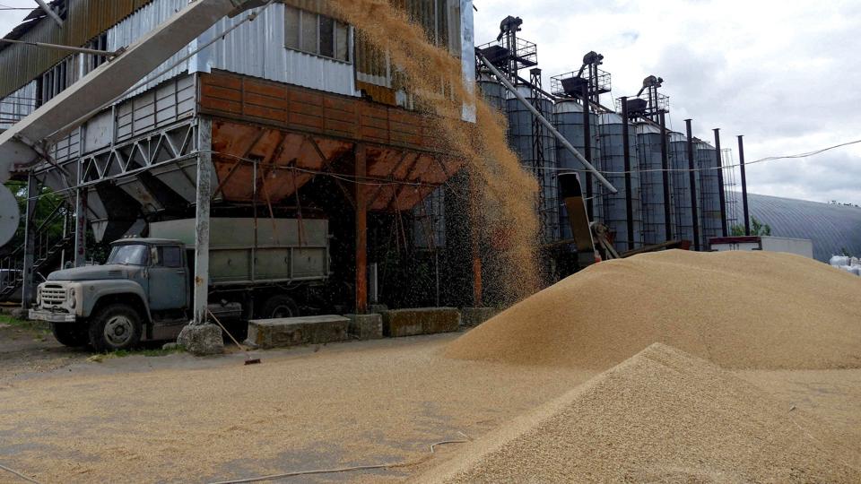 Flere millioner ton korn har ophobet sig i ukrainske havne i løbet af Ruslands krig i Ukraine. <i>Stringer/Reuters</i>