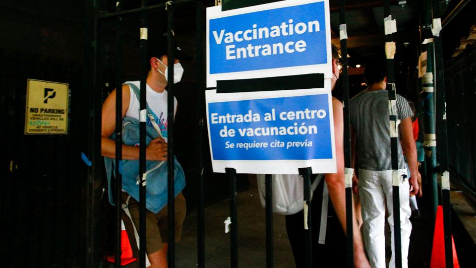 Folk venter i kø for at få en vaccination mod abekopper på en klinik i Brooklyn i New York i sidste weekend. <i>Kena Betancur/Ritzau Scanpix</i>