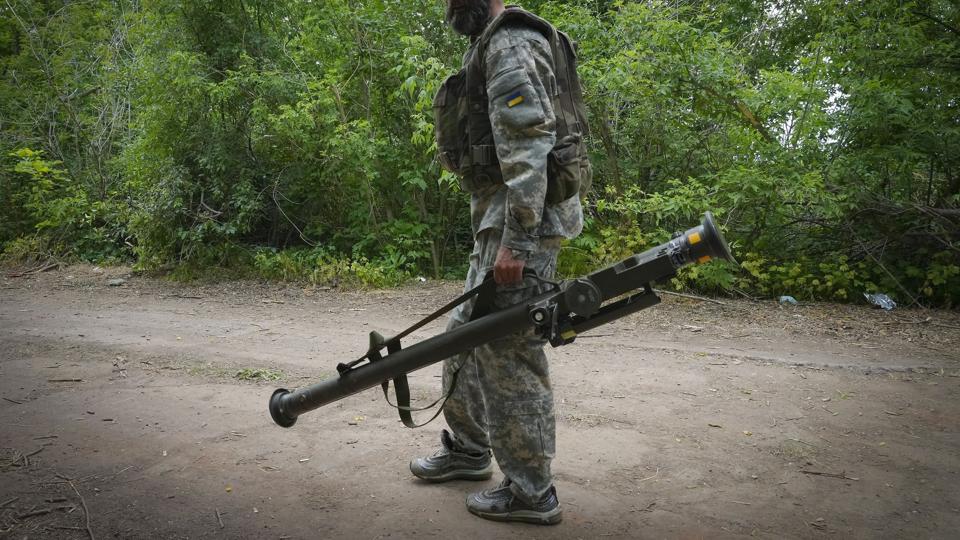En ukrainsk soldat med et af de våben, USA har sendt til Ukraine - her i Donetsk-området. Donetsk udgør sammen med Luhansk den østlige Donbas-region. (Arkivfoto) <i>Efrem Lukatsky/Ritzau Scanpix</i>