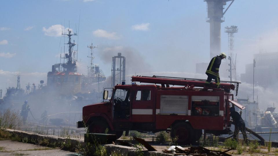 Ukrainske brandfolk arbejder på at slukke ilden efter det formodede russiske missilangreb mod havnebyen Odesa i det sydlige Ukraine lørdag. <i>Ukrainian Armed Forces/Reuters</i>