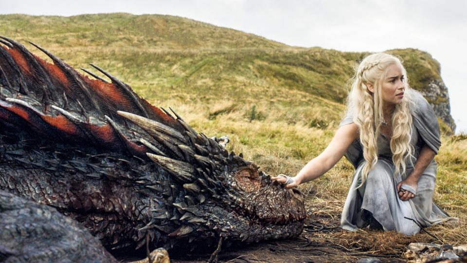 Daenerys Targaryen, som spilles af Emilia Clarke, var i "Game of Thrones" en af de sidste medlemmer af Targaryen-slægten, men i den kommende forløber, "House of Dragons", har slægten en fremtrædende rolle. (Arkivfoto). <i>Unknown/Ritzau Scanpix</i>