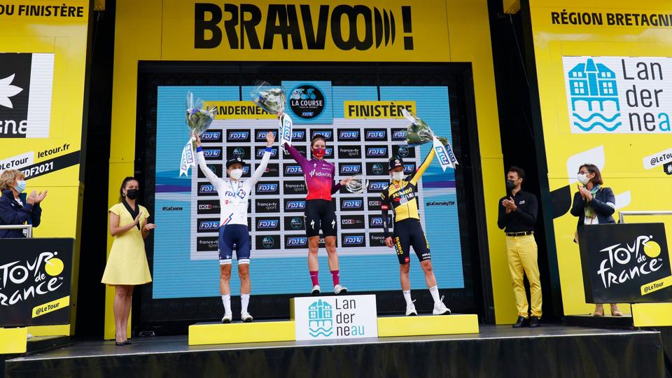 Cecilie Uttrup Ludwig (til venstre) har flere gange klaret det godt i endagsløbet La Course by Le Tour de France, der blev afholdt fra 2014 til 2021. I 2021 blev hun nummer to. <i>Thomas Samson/Reuters</i>