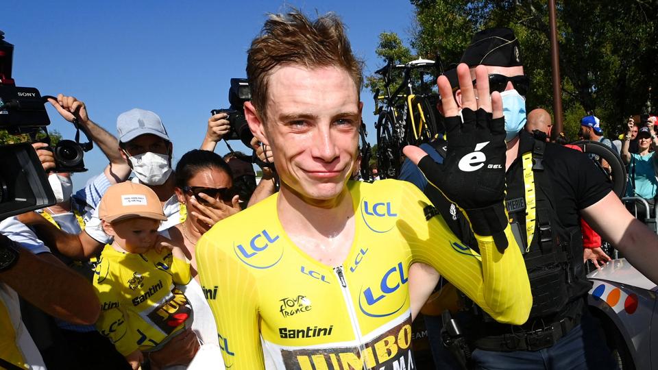 Jonas Vingegaard kører senere søndag mod Paris iført den gule førertrøje. <i>Tim De Waele/Reuters</i>