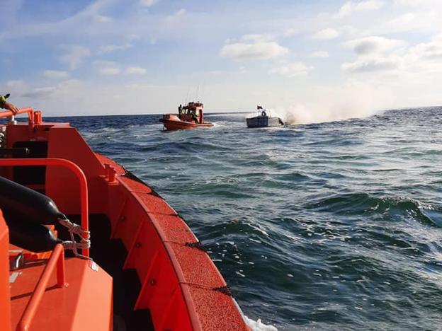 Redningsbåden fra Skagen var gået i gang med et forsøg på at slukke branden, da redningsbåden fra Sæby kom tilbage efter at have fragtet familien fra den brændende båd i land. Den brændende båd kunne dog ikke reddes og sank kort efter. <i>Foto: Sæby Redningsstation</i>