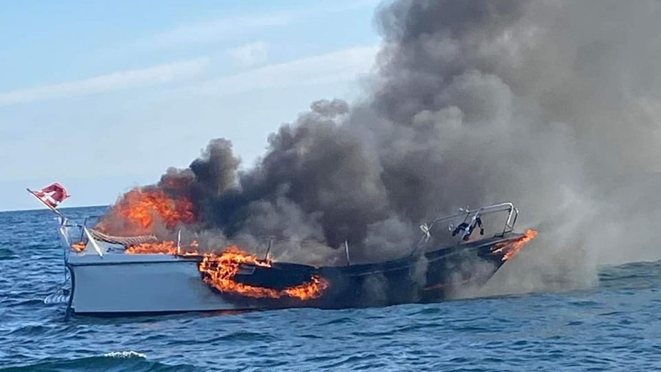 En båd brændte helt ud og sank ud for Hirsholmene søndag morgen. Tre personer blev reddet fra den brændende båd. <i>Foto: Skagen Redningsstation</i>
