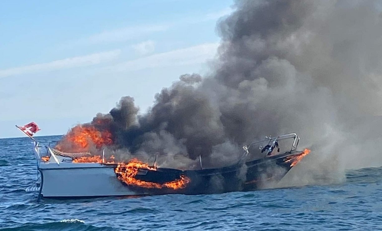 Voldsom brand i båd - tre personer reddet i land