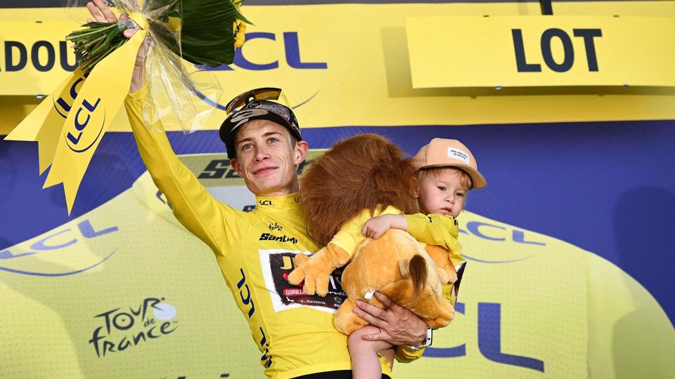 Efter en veloverstået etape lørdag kunne Jonas Vingegaard stille sig på podiet iført den gule førertrøje og med datteren Frida på armen. Den danske cykelrytter ventes at vinde Tour de France søndag. <i>Marco Bertorello/Ritzau Scanpix</i>