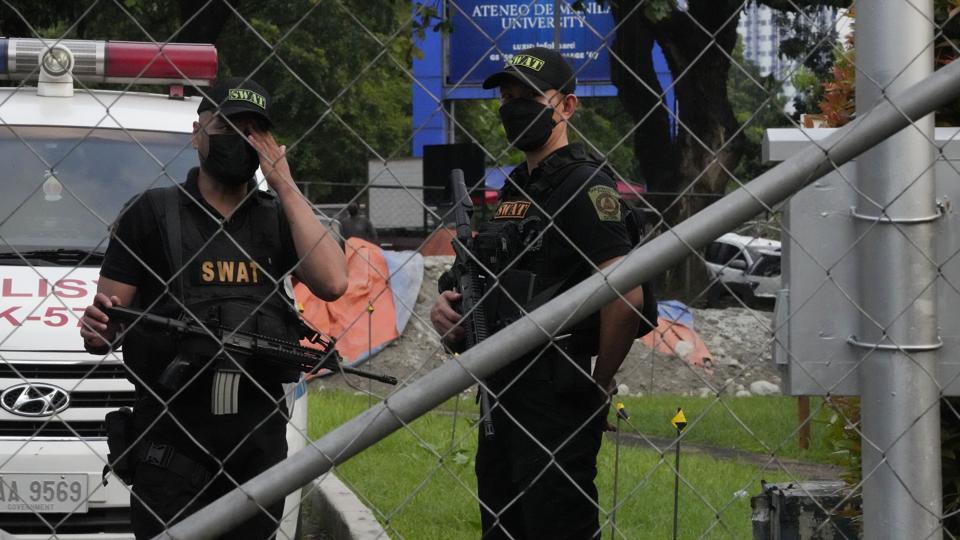 Politiet ses her til stede ved Ateneo de Manila-universitetet, hvor tre personer søndag blev skudt og dræbt. <i>Aaron Favila/Ritzau Scanpix</i>